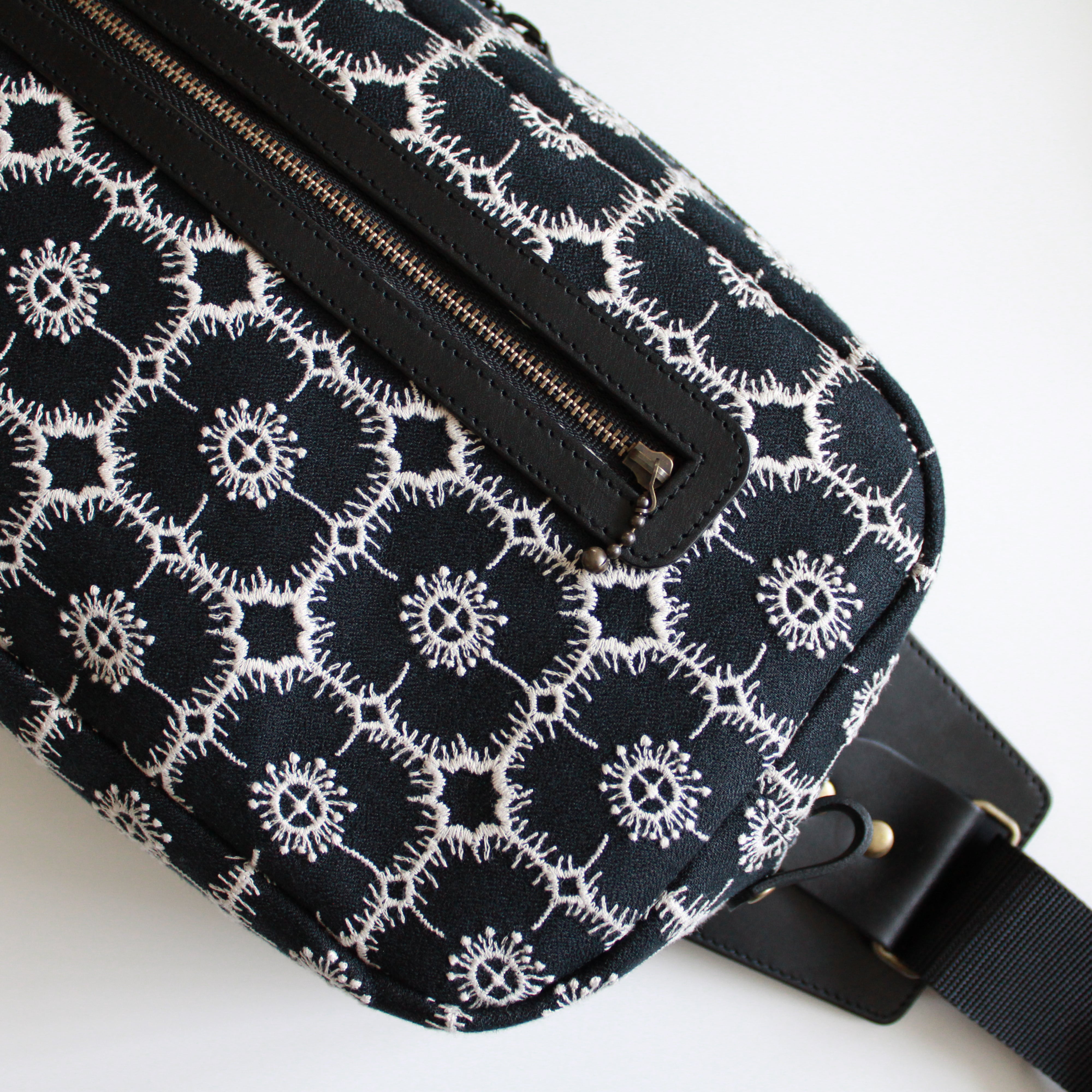 本革ボディバッグ anemone navy