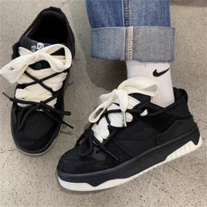 【送料無料】 スニーカー 2色 靴 シューズ 編み上げ レースアップ 靴ひも バイカラー 可愛い 大人可愛い きれいめ シンプル カジュアル コンサバ 大人 おしゃれ こなれ感 無地 春 秋 レディース 女性用 ママ 20代 30代 40代 デート お出かけ 女子会 お呼ばれ 休日 お茶会 授業参観 ウォーキング デイリーユース 普段使い ファッション コーデ スタイル 楽ちん 歩きやすい 定番 プチプラ 大人カラー ベイクドカラー モノトーン