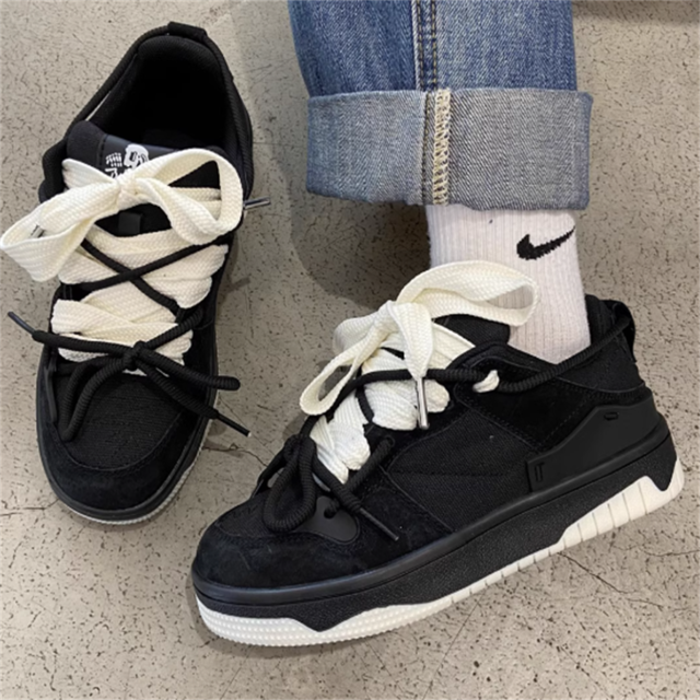 【送料無料】 スニーカー 2色 靴 シューズ 編み上げ レースアップ 靴ひも バイカラー 可愛い 大人可愛い きれいめ シンプル カジュアル コンサバ 大人 おしゃれ こなれ感 無地 春 秋 レディース 女性用 ママ 20代 30代 40代 デート お出かけ 女子会 お呼ばれ 休日 お茶会 授業参観 ウォーキング デイリーユース 普段使い ファッション コーデ スタイル 楽ちん 歩きやすい 定番 プチプラ 大人カラー ベイクドカラー モノトーン