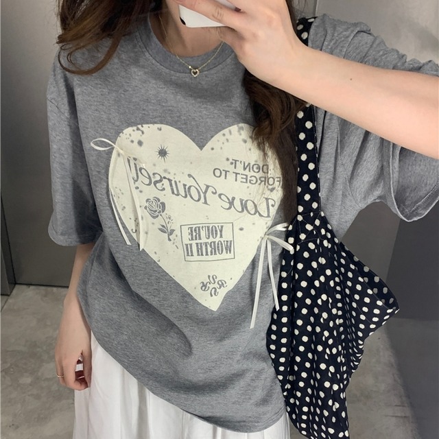 トップス Tシャツ カットソー 袖あり 半袖 オーバーサイズ リボン クルーネック ロゴ プリント ストレート 伸縮性 きれいめ シンプル カジュアル クラシカル 大人 おしゃれ お洒落 大人可愛い 大人女子 こなれ感  無地 春 夏 10代 20代 30代 40代 レディース 女性用 オフィス OL 通勤 学生 通学 デート お出かけ お泊まり 休日 アウトドア 旅行 着回し 普段使い M L XL ブラック グレーホワイト