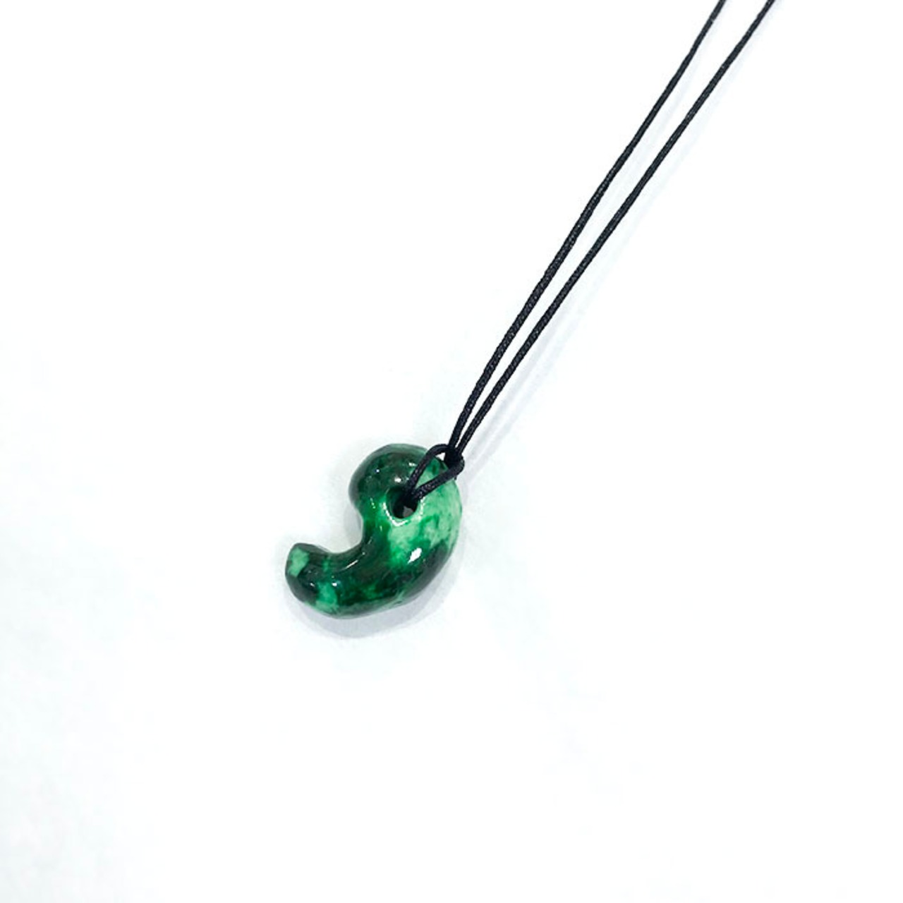 濃い翡翠が魅力的 勾玉 A貨翡翠 jd_pt1054