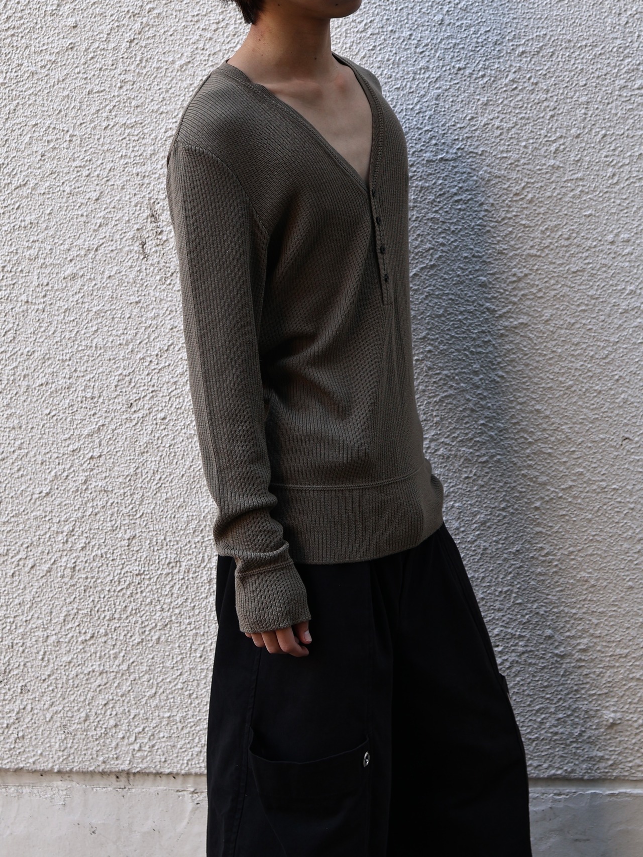 【blackbarrett】tight silhouette Vneck knit