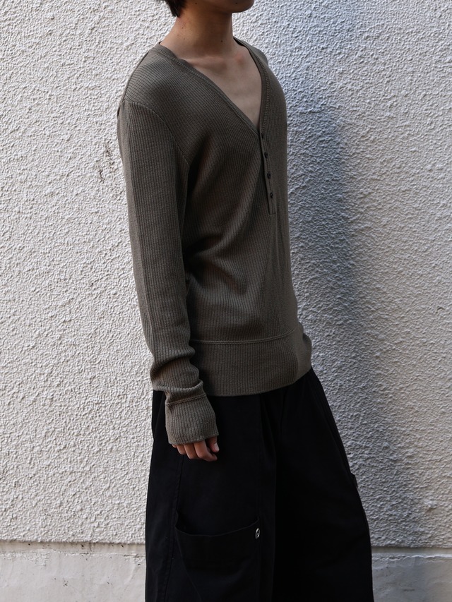 【blackbarrett】tight silhouette Vneck knit