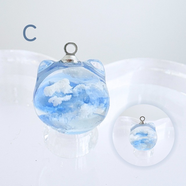 空のねこたまキーホルダー【一点もの】雲 猫 空 レジン 透明 青  ギフト