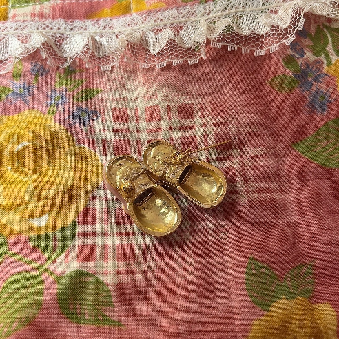 pink ribbon shoes brooch