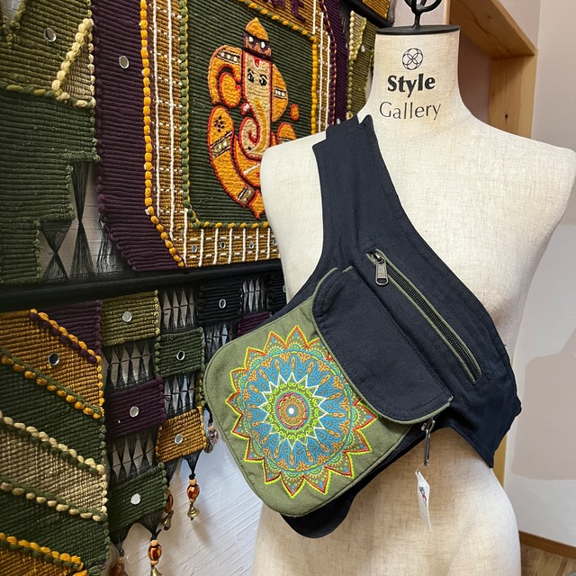 マンダラ刺繍ヒップバッグ