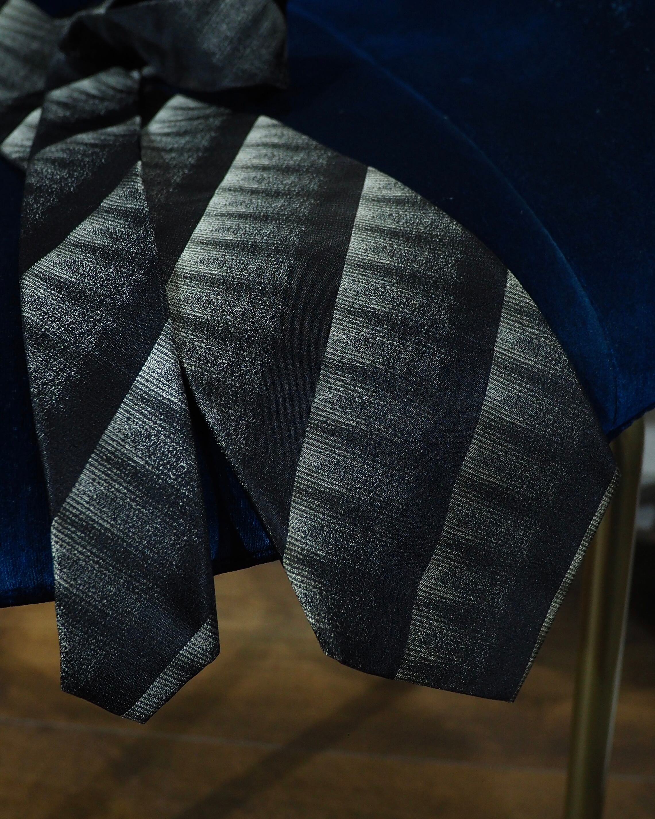 " YVES SAINT LAURENT " Black Mode Stripe pattern Vintage Silk Tie ( Made in France )