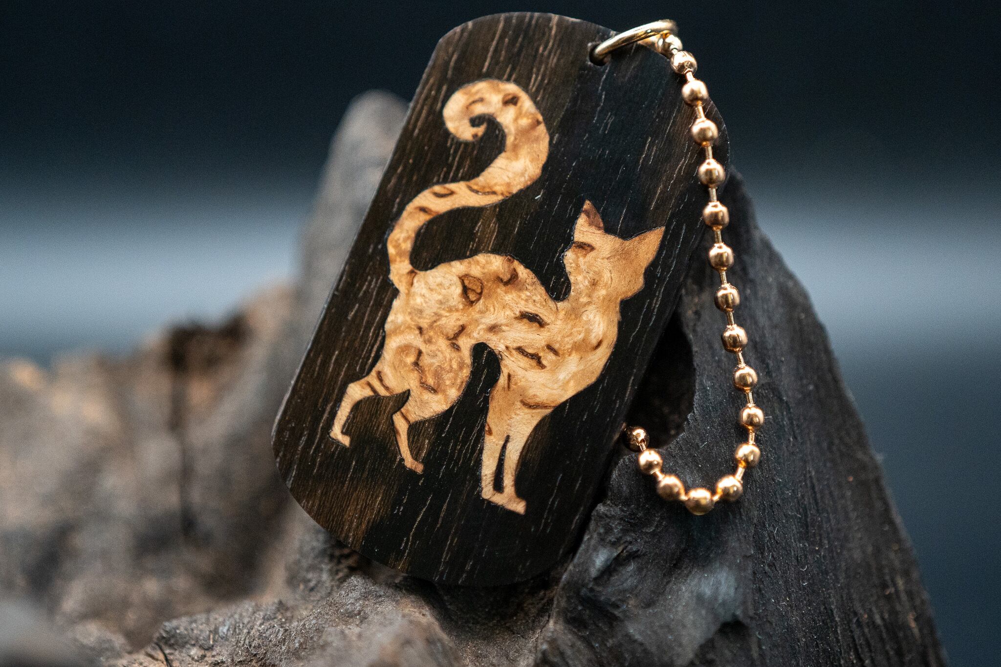 【 マヤの遺産】 ジリコテ ドッグタグ 象嵌 探る視線