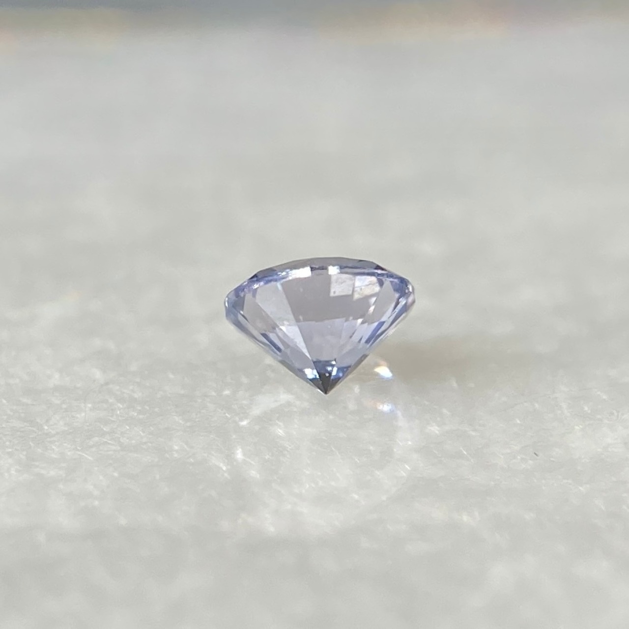 丸いスピネル  約3.3mm r-0469
