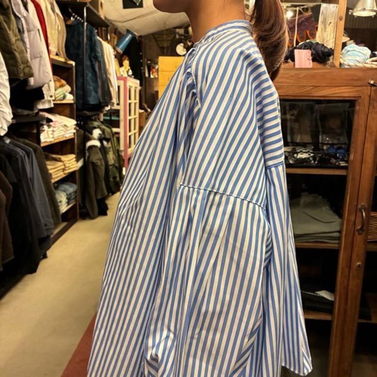 UNIVERSAL TISSU　ユニヴァーサルティシュ　ナチュラルタイプライターシャーリングブラウス　サックスストライプ　シャツ　長袖　バンドカラー　ブルー　羽織