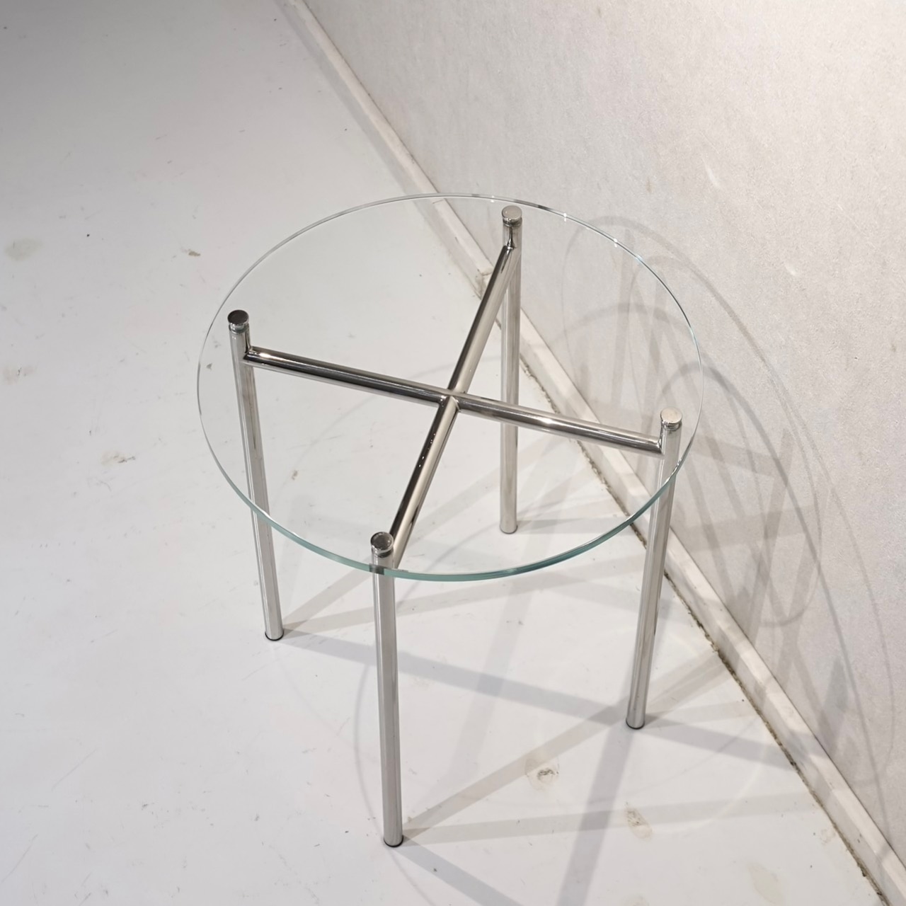 Bello Select サイドテーブル ナイトテーブル ガラステーブル 円形 テーブル デザイナーズ家具 モダン ミニマル ミッドセンチュリー