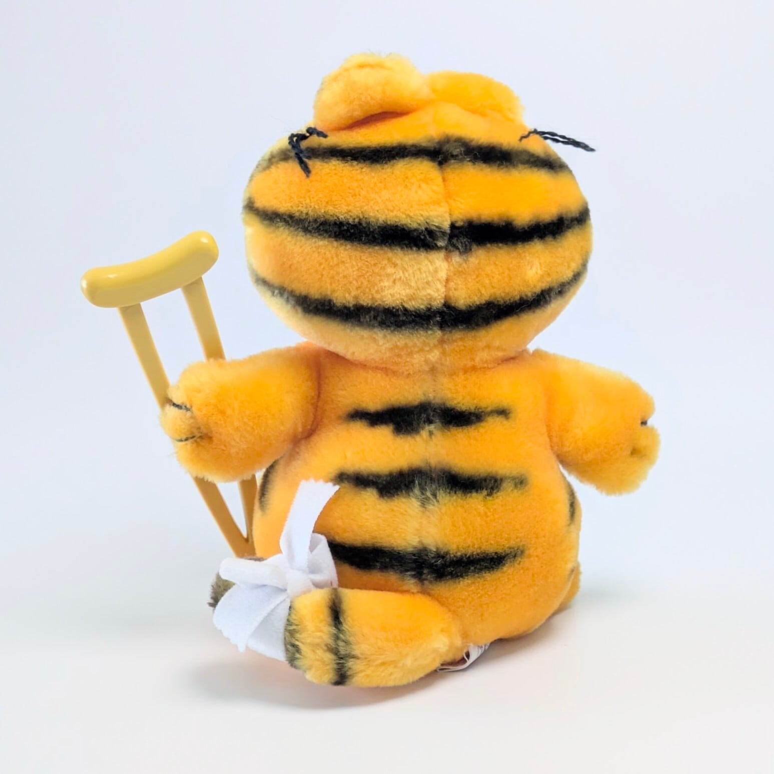 ☆ VINTAGE 1980年代初期 ☆【 Garfield ( ガーフィールド ) 】『 I DON'T NEED THIS! 』松葉杖ガーフィールド / ぬいぐるみ プラッシュ plush 1980年代年製 〚アメリカン雑貨 アメトイ〛