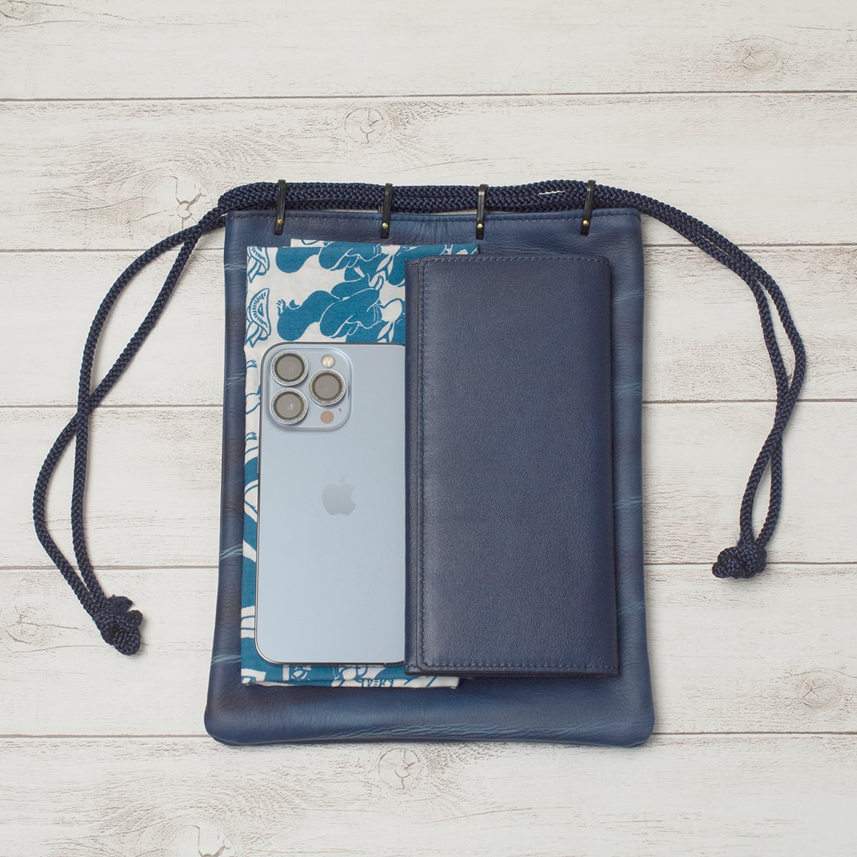 B111 本革 藍染め 信玄袋 | Kinuya Indigo