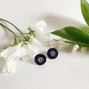 Flower motif earring