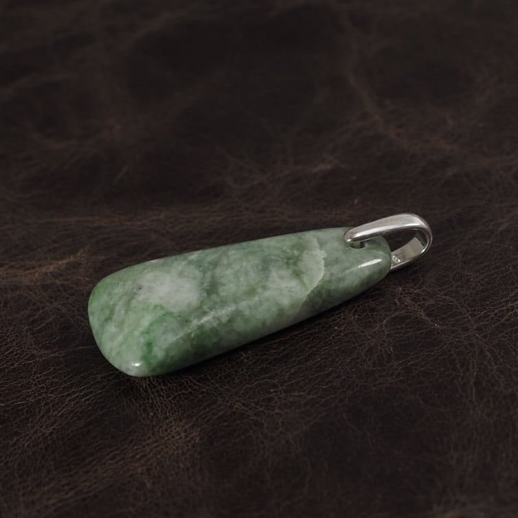 糸魚川翡翠 圧砕ヒスイ 石斧型ペンダント 4.7g Itoigawa Crush Jadeite