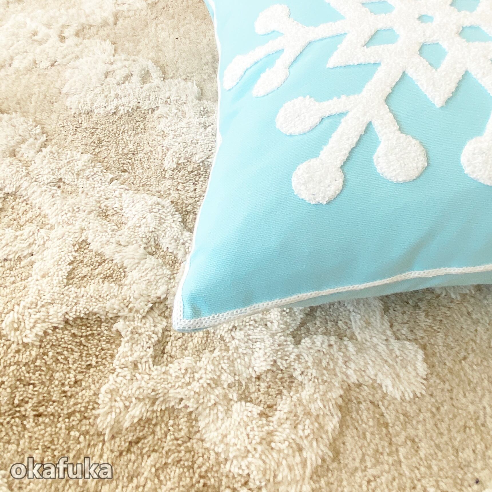 クッションカバー ブルー 雪の結晶の刺繍が入っている可愛らしい素材