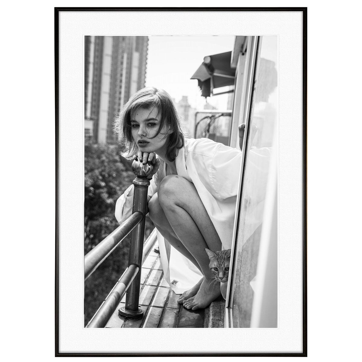 人物写真 バルコニーに座っている女性女性 インテリアモノクロアートポスター額装 AS2247