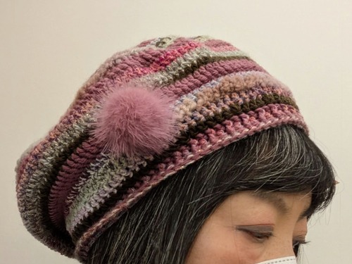 ランダムボーダーの、ミンクファー付きニット帽子（赤紫系）