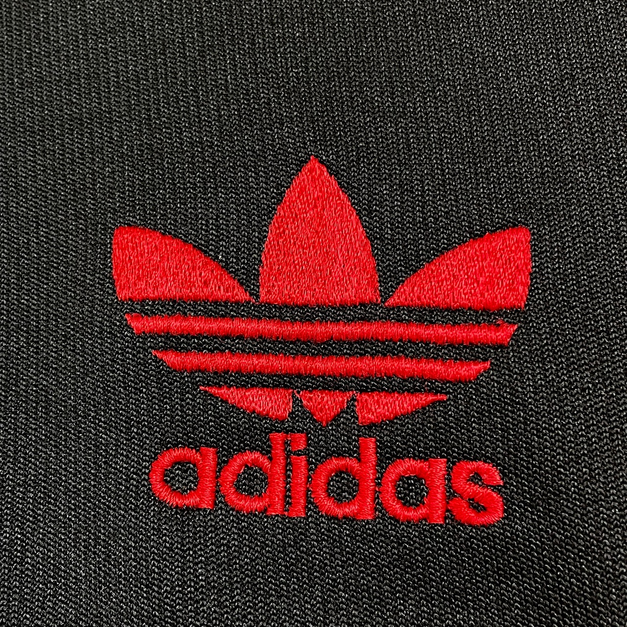【adidas】90s デサント製 ショートパンツ ハーフパンツ ジャージ トレフォイル 刺繍ロゴ 黒 アディダス DESCENTE 古着