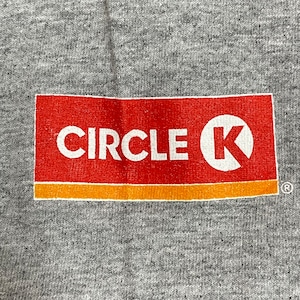 【PORT&COMPANY】Skittles スキットルズ アメフト TEAMSKITTLES 企業系 ロゴ Tシャツ 袖ロゴ サークルK CIRCLEKプリント L イラスト グレー 半袖 夏物 us古着