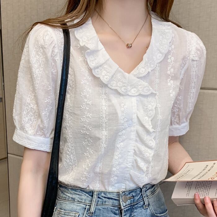 トップス レディース シャツ S M L XL 2XL ホワイト ブラウス 半袖 パフスリーブ Ⅴネック レース 花柄 フラワー スカラップ 透け感 シンプル カジュアル フェミニン キュート ガーリー 大人可愛い おしゃれ 普段使い デート お出かけ 女子会 休日 旅行 通勤 通学 着まわし ファッション コーデ スタイル モテ 送料無料 こなれ感 韓国系 春 夏