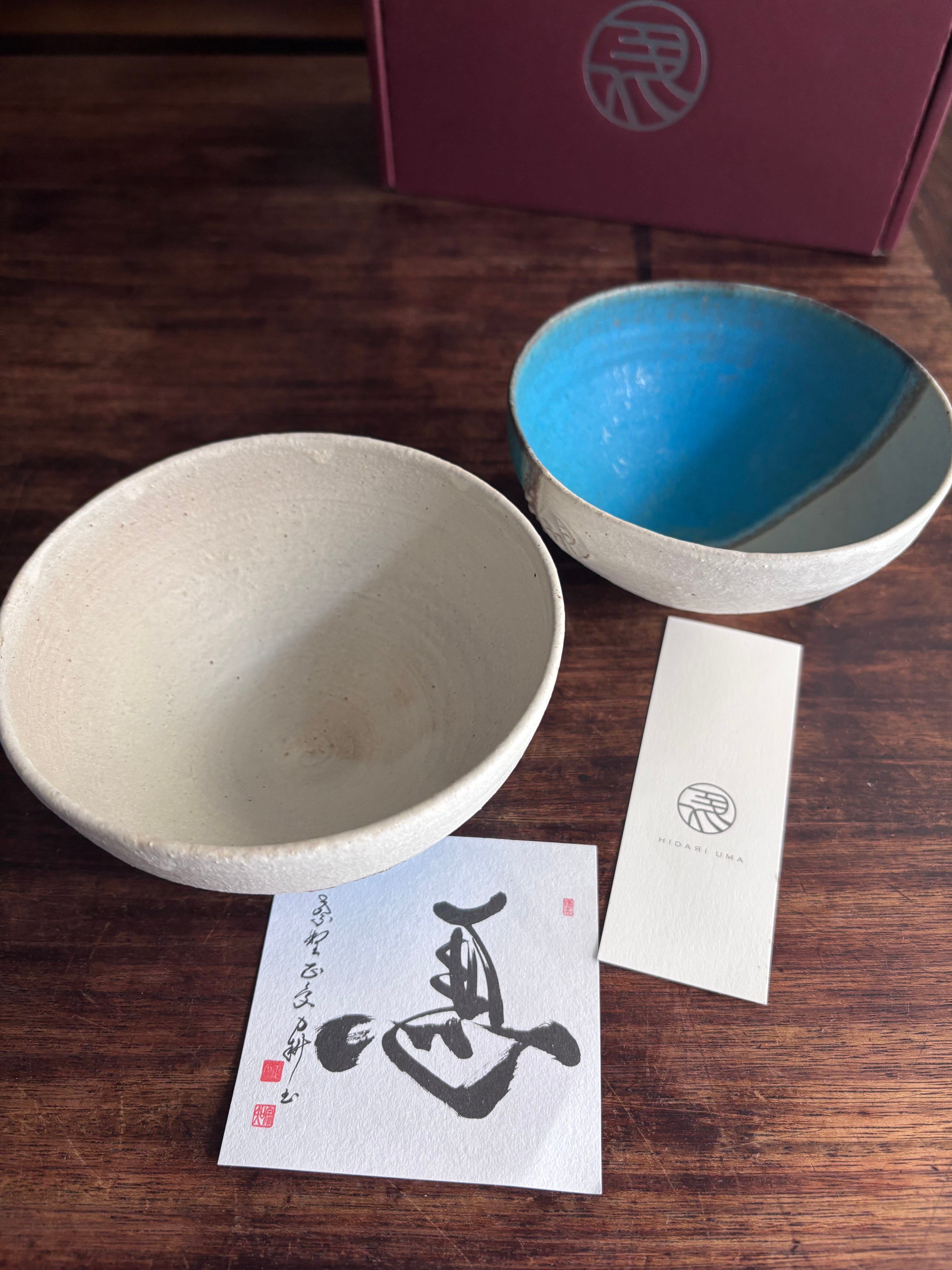 左馬 飯碗　 / レンジ・食洗機可 / 茶碗　飯茶碗 左馬 午年 新年 縁起物 干支 和食器 陶器　ちゃわん ペア セット ソーシャルギフト  青　白　縁起物　縁起　和食器 陶器  お祝い 贈り物 結婚記念日 夫婦 お揃い 還暦祝い 記念日 ギフトセット 退職祝い 結婚祝い 引越し祝い「茶碗 2個 」食器セット ペアセット