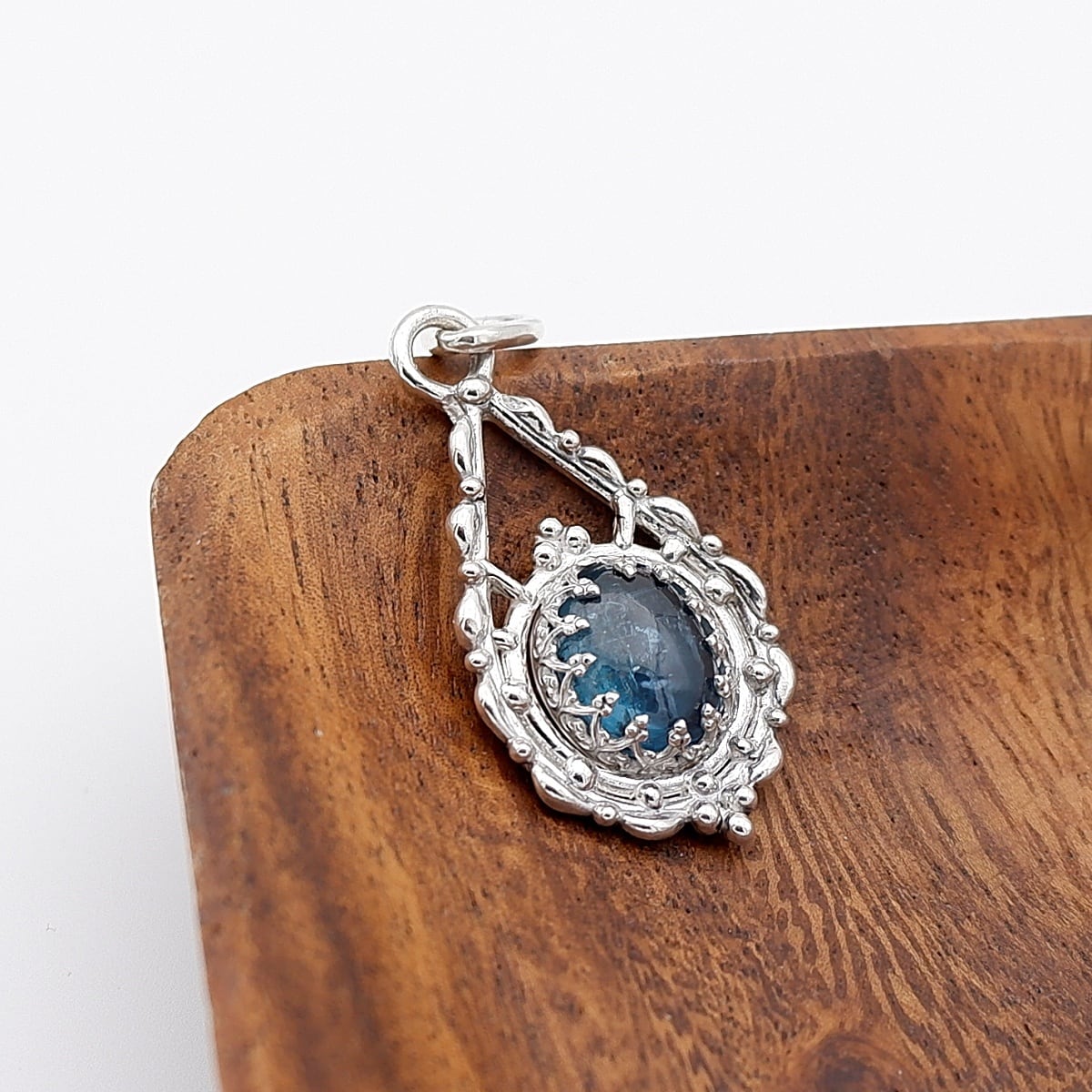 シーグリーンカイヤナイトのデザインペンダント ～蒼雨の追憶～ 天然石