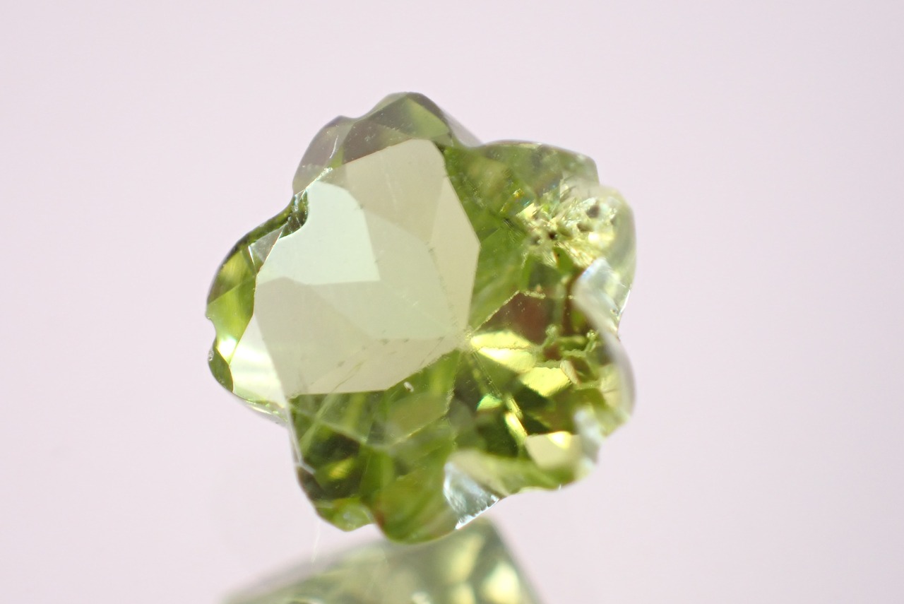 ペリドット(桜カット)　1.36ct　[D2-431]