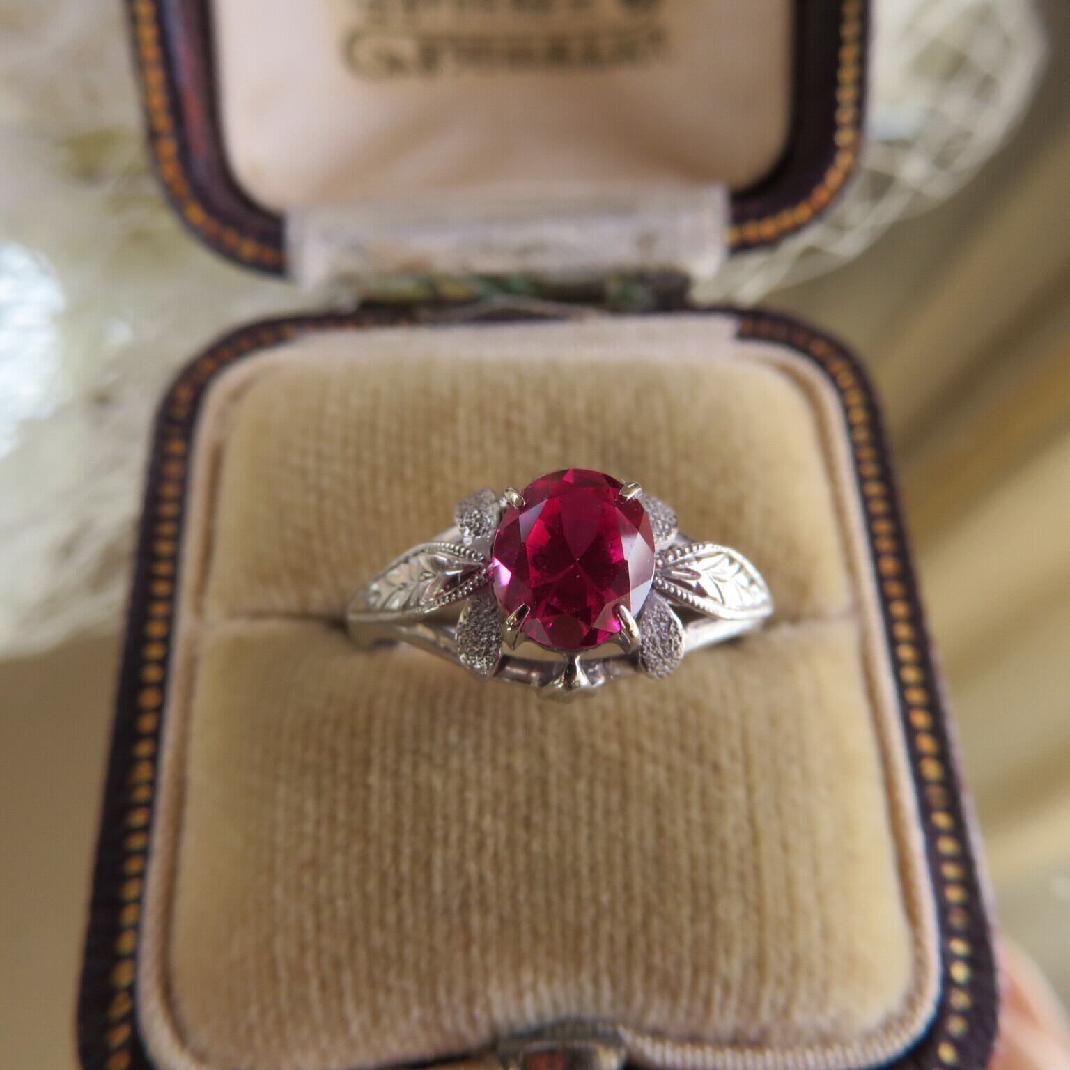 ヴィンテージ K14WG和彫りに合成ルビーのリング
