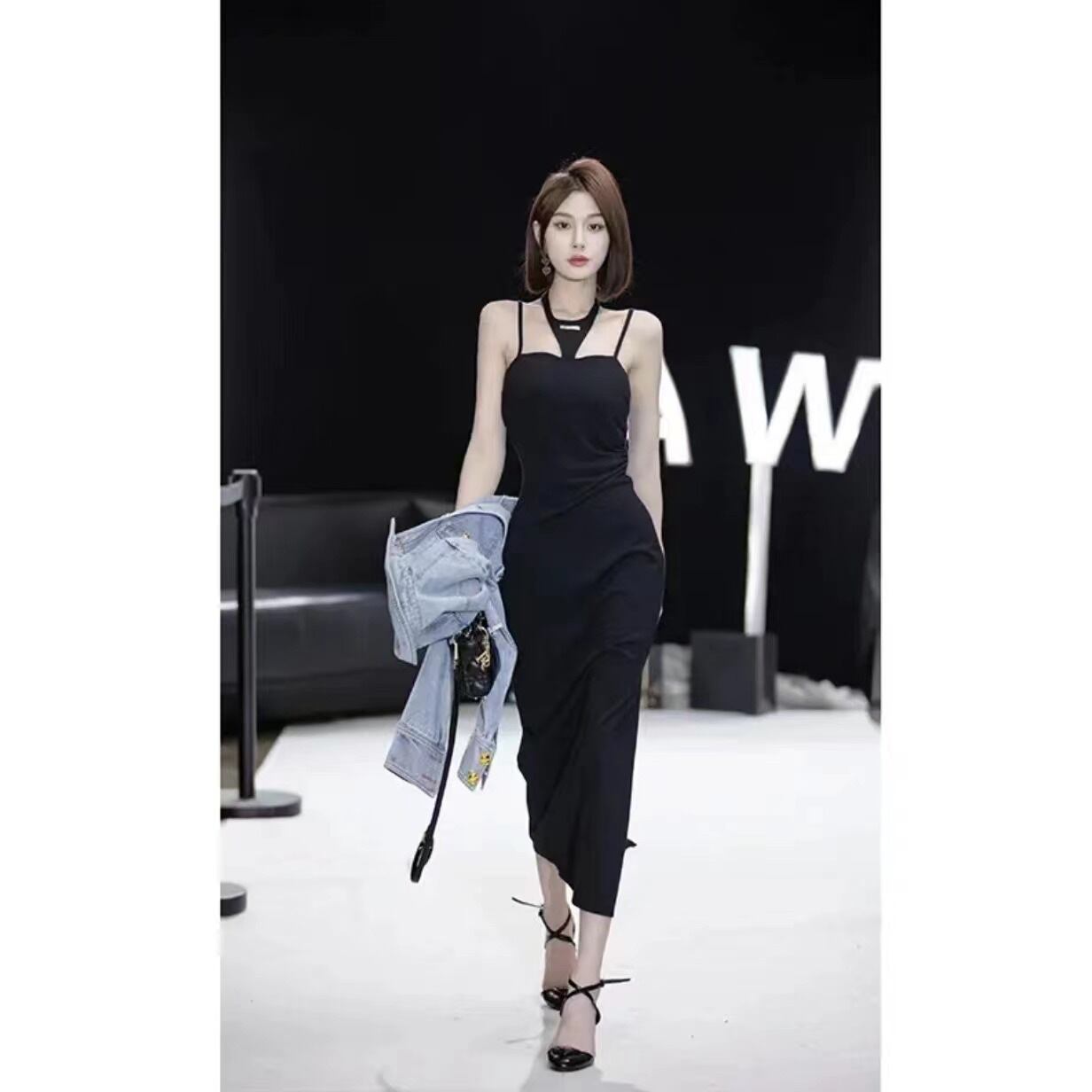 【新作】【送料無料】 インターネットセレブスタイルホルターネックサスペンダーリトルブラックドレスセクシーなウエスト痩身スリットドレス中国風セレブロングスカート 0289543783060