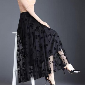 【送料無料】 ロングスカート 2色 マキシ丈 フレア Aライン ハイウエスト 伸縮性 ウエストゴム 薄手 透け感 シースルー かわいい 大人可愛い きれいめ シンプル カジュアル 大人 上品 おしゃれ お洒落 レトロ こなれ感 コンサバ系 とろみ感 エレガント レディライク フェミニン 花柄 夏 30代 40代 レディース 女性用 ママ服 デート お出かけ お呼ばれ 休日 アウトドア お茶会 女子会 授業参観 誕生日会 着回し 普段使い ファッション 美脚 脚長 定番 着痩せ 垢抜け ブラック ブラウン