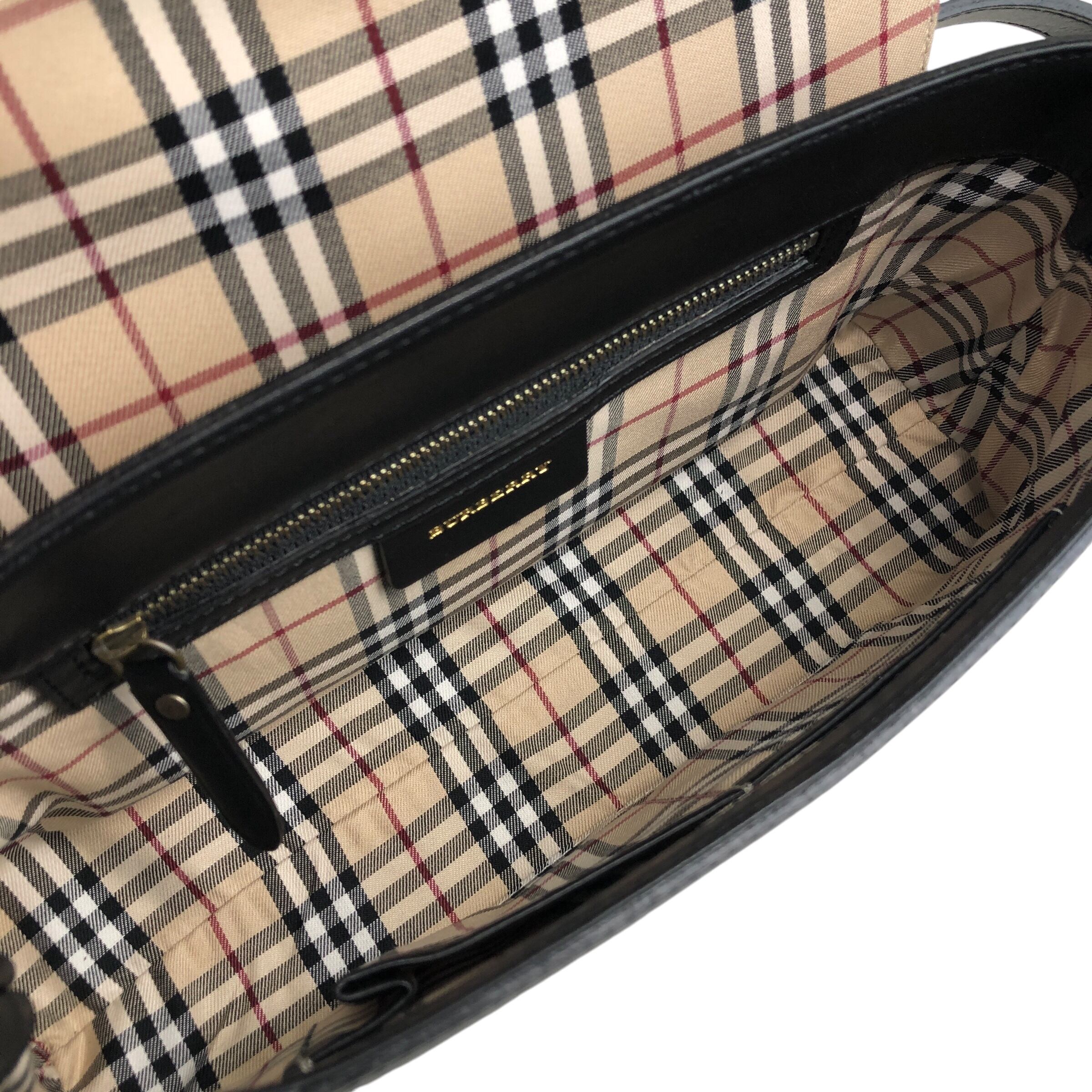 BURBERRY バーバリー ショルダーバッグ ブラック ロゴ型押し レザー