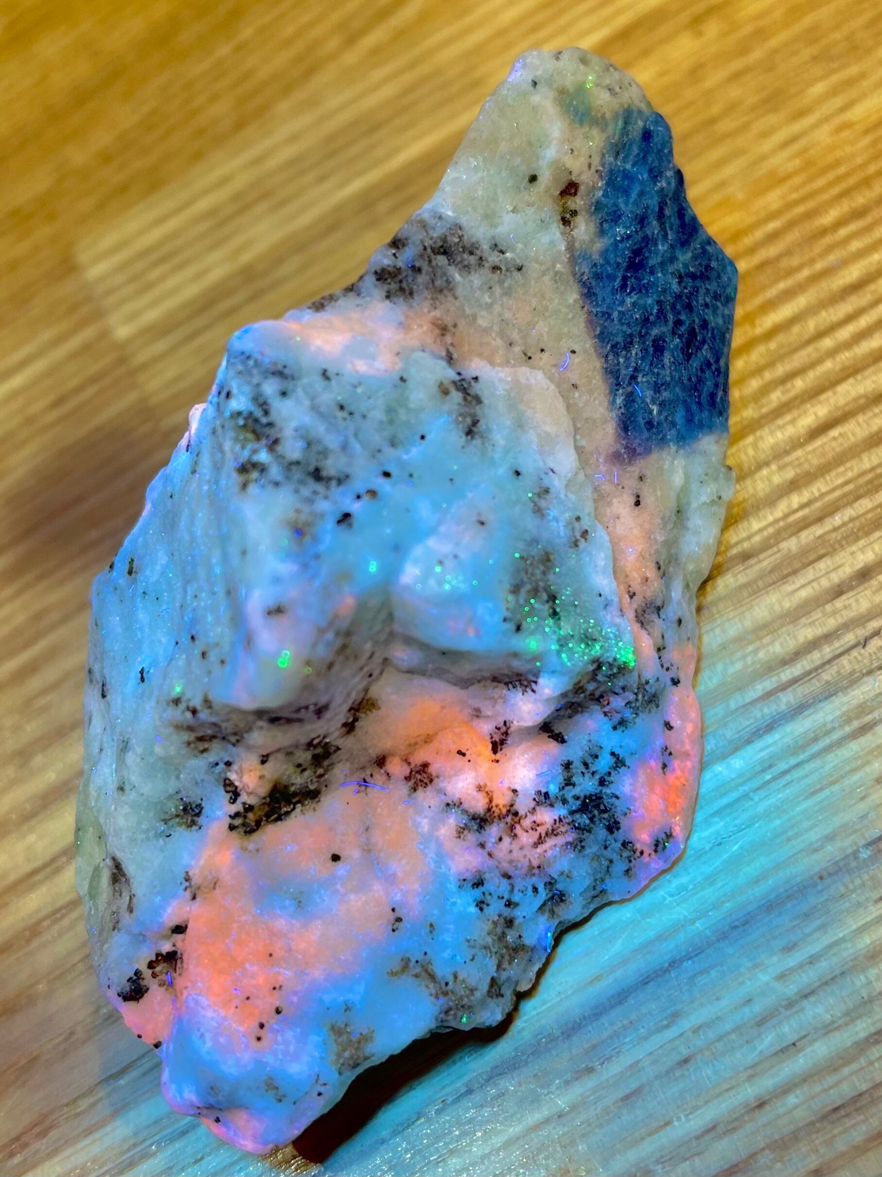 6) 蛍光「ソーダライト」原石 | レムリアの太陽