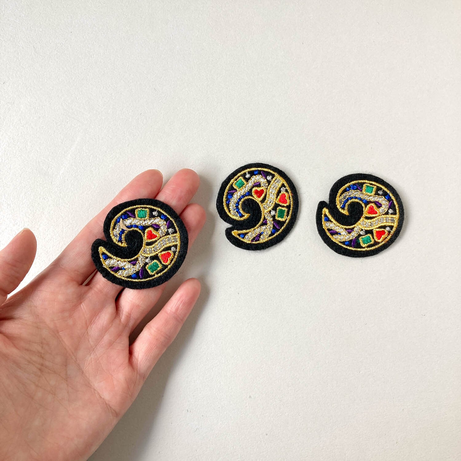 宝石模様の勾玉風ワッペンS(43mm)