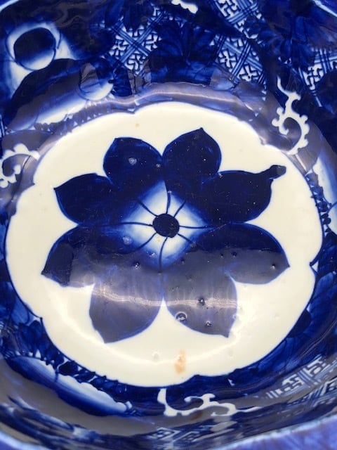 鮮やかな深いコバルトブルーが印象的・ 伊万里焼 染付ベロ藍花紋大鉢
