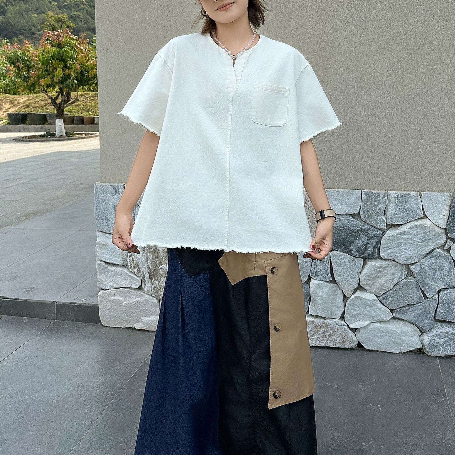 V-NECK RAW HEM RELAXED DENIM SHORT SLEEVE TOP M-17240