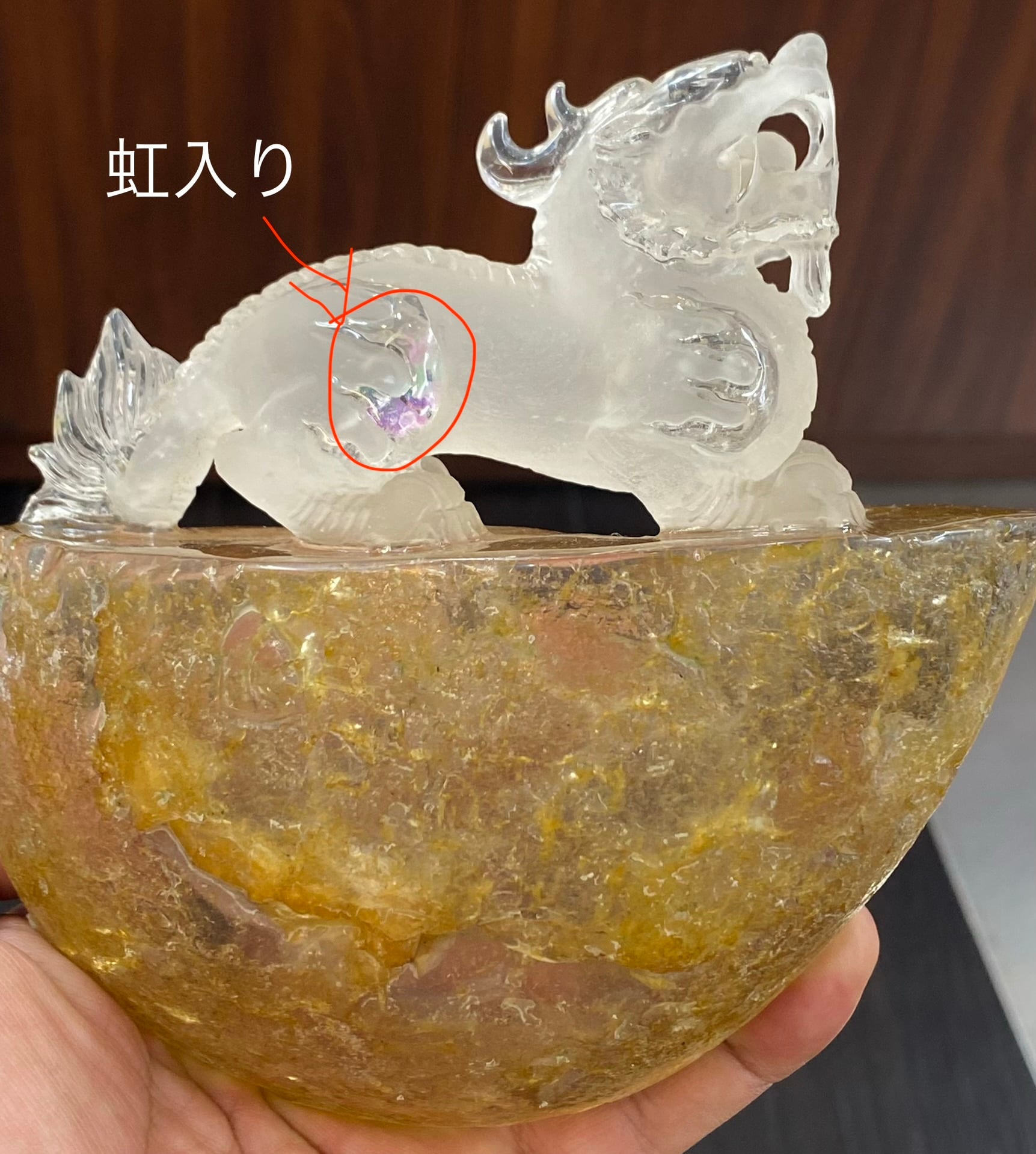 厳選 水晶ヒキュウ 透かし彫り水晶貔貅 虹入り！ライモナイト入り水晶