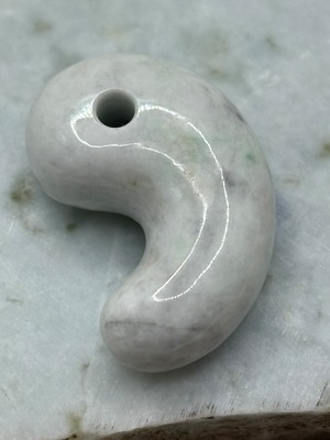 糸魚川翡翠　〜勾玉〜　白地にグレーと緑　023