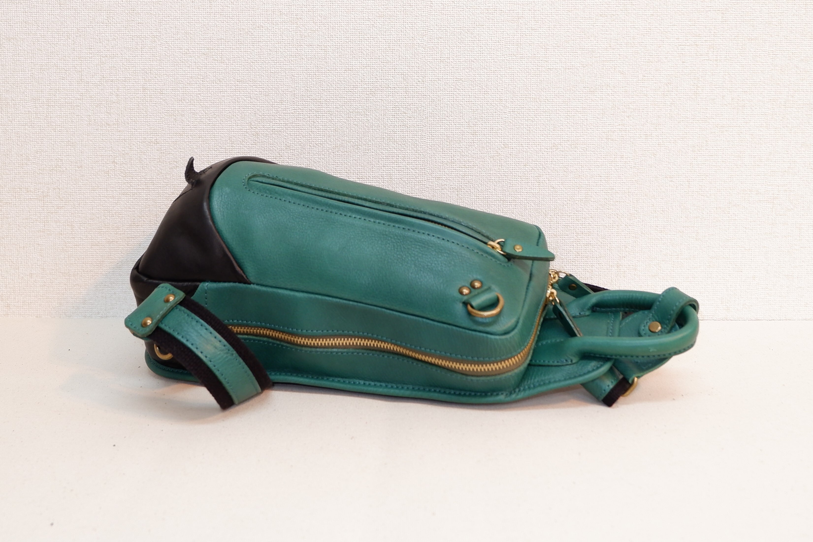 【1円スタート】【新品】【数量限定】牛革使用！大人気の牛革ビートルボディショルダーバッグ！ サイドスリムポケット付き！　234 BK ビートルボディバッグ 本牛革 グリーン×ブラック | 河本商店