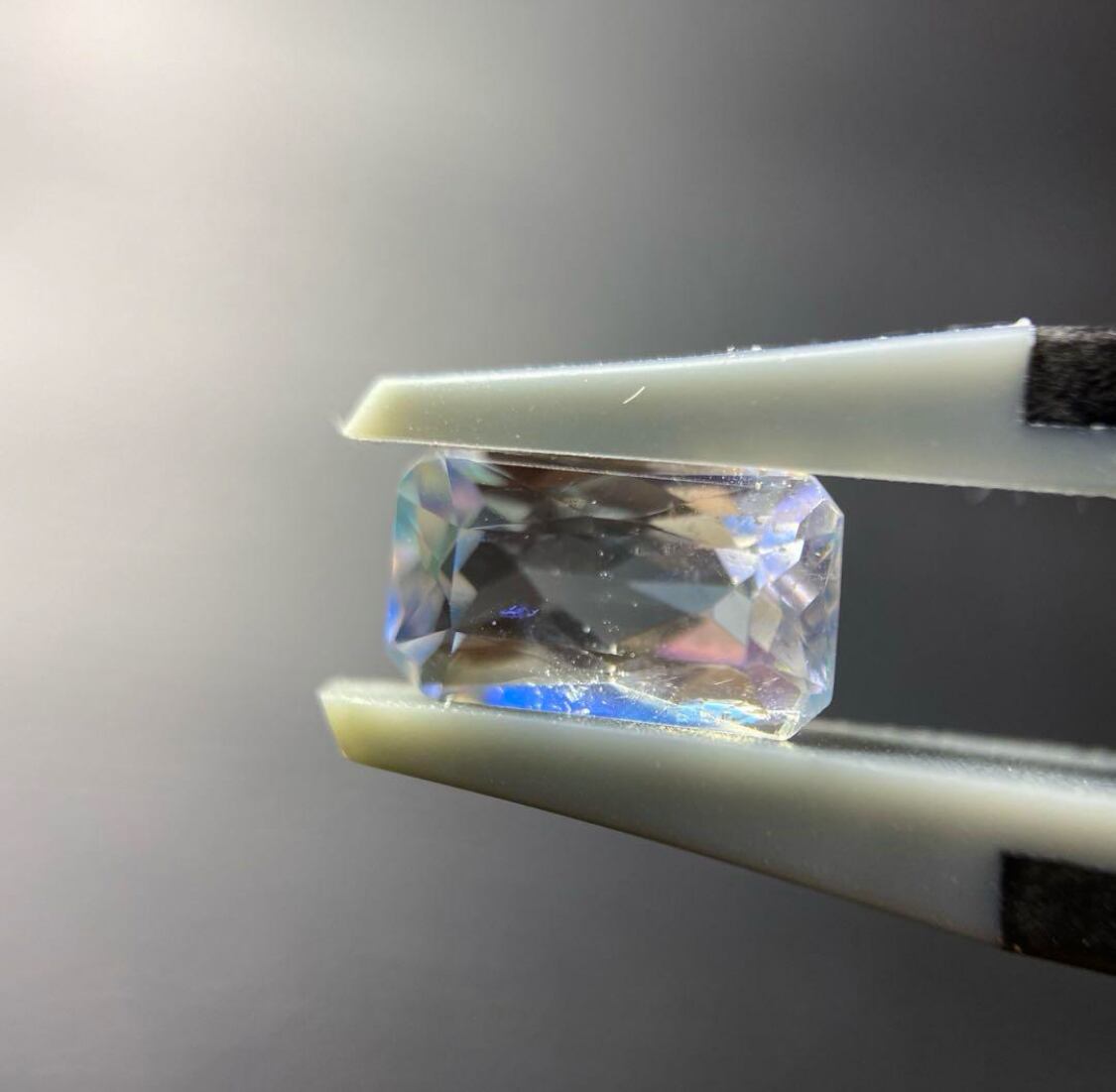 レインボームーンストーン 0.82ct 宝石 ルース | GCC.GEMS. レインボームーンストーン 0.82ct 宝石 ルース | GCC.GEMS.