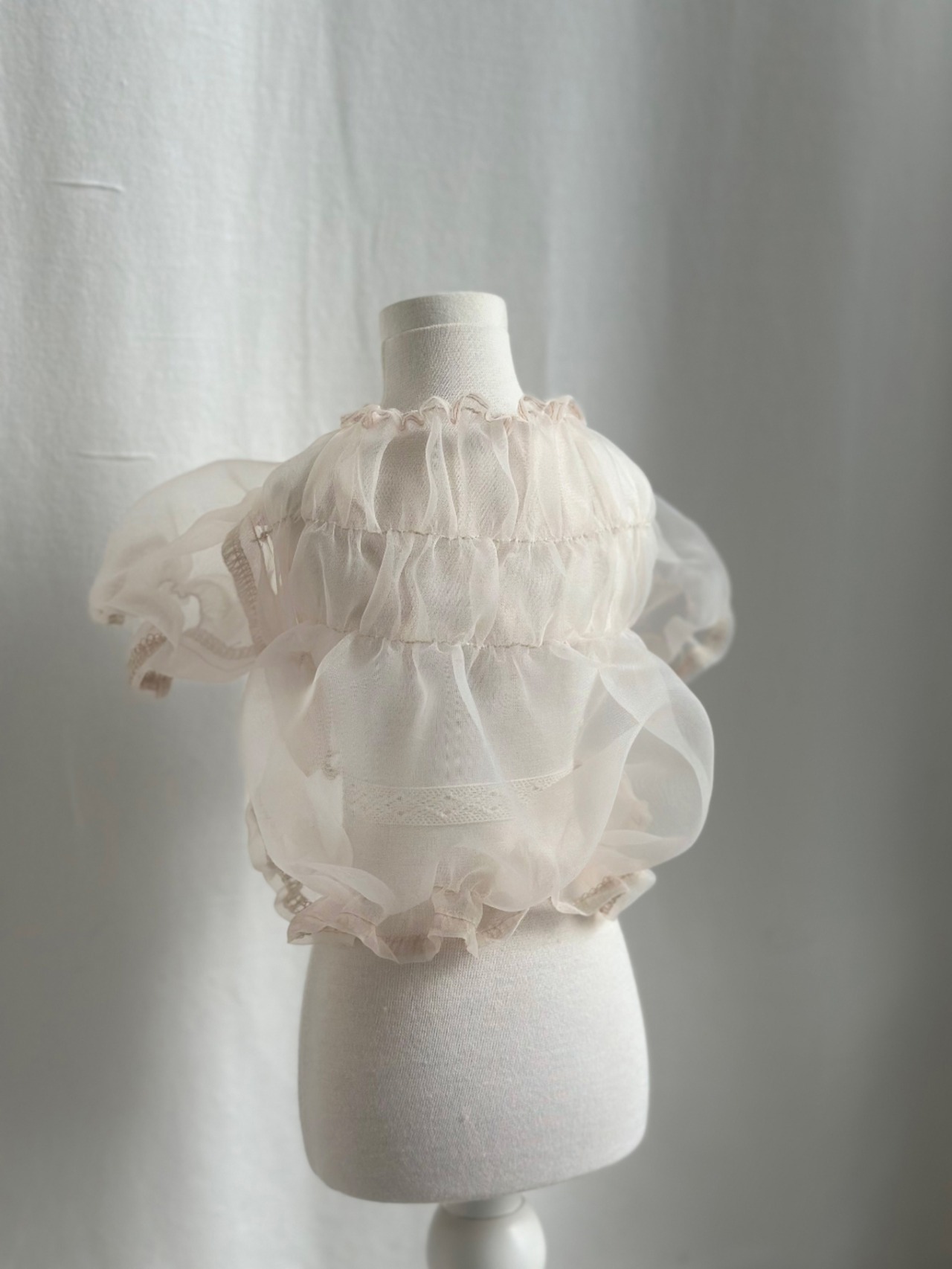 即納【AVELY】オーガンザシースルーパフブラウス