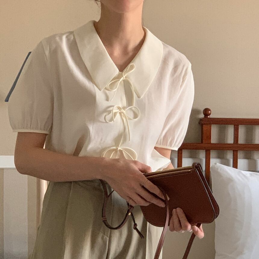 トップス レディース ブラウス シャツ パフスリーブ 半袖 襟あり リボン レトロ ホワイト ピンク くすみピンク かわいい 大人可愛い きれいめ シンプル 大人 上品 おしゃれ お洒落 おとな こなれ感 キュート エレガント ガーリー フォーマル 春 夏 秋 OL 通勤 通学 学生 休日 20代 30代 40代 デート パーティー イベント ホテル レストラン 韓国 韓国系 送料無料 フェミニン モテ S M 清楚 食事会 オフィス ビジネス 旅行 女子会 個性的 ぽわん袖