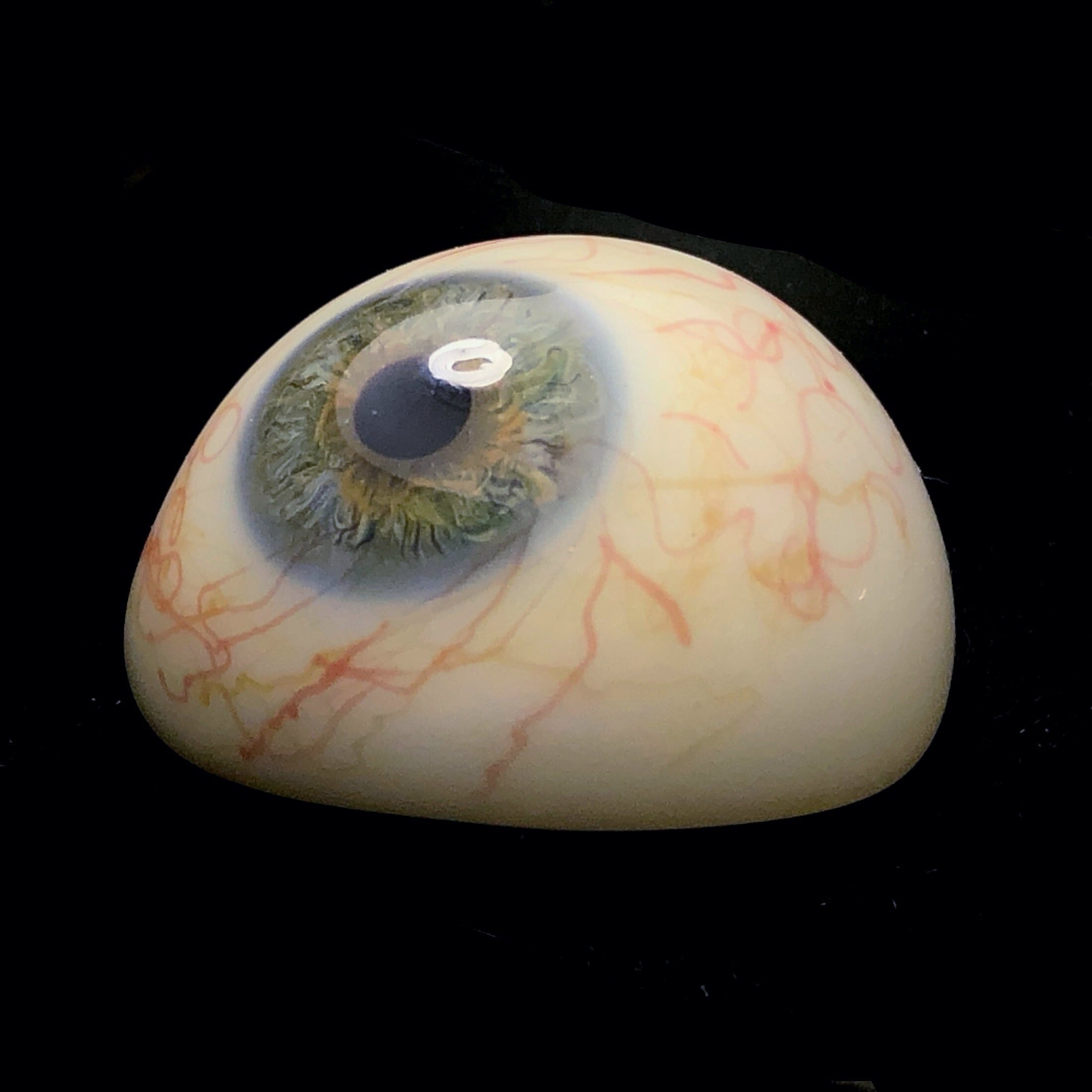 靄に浮かぶ翡翠の義眼 | メルキュール骨董店