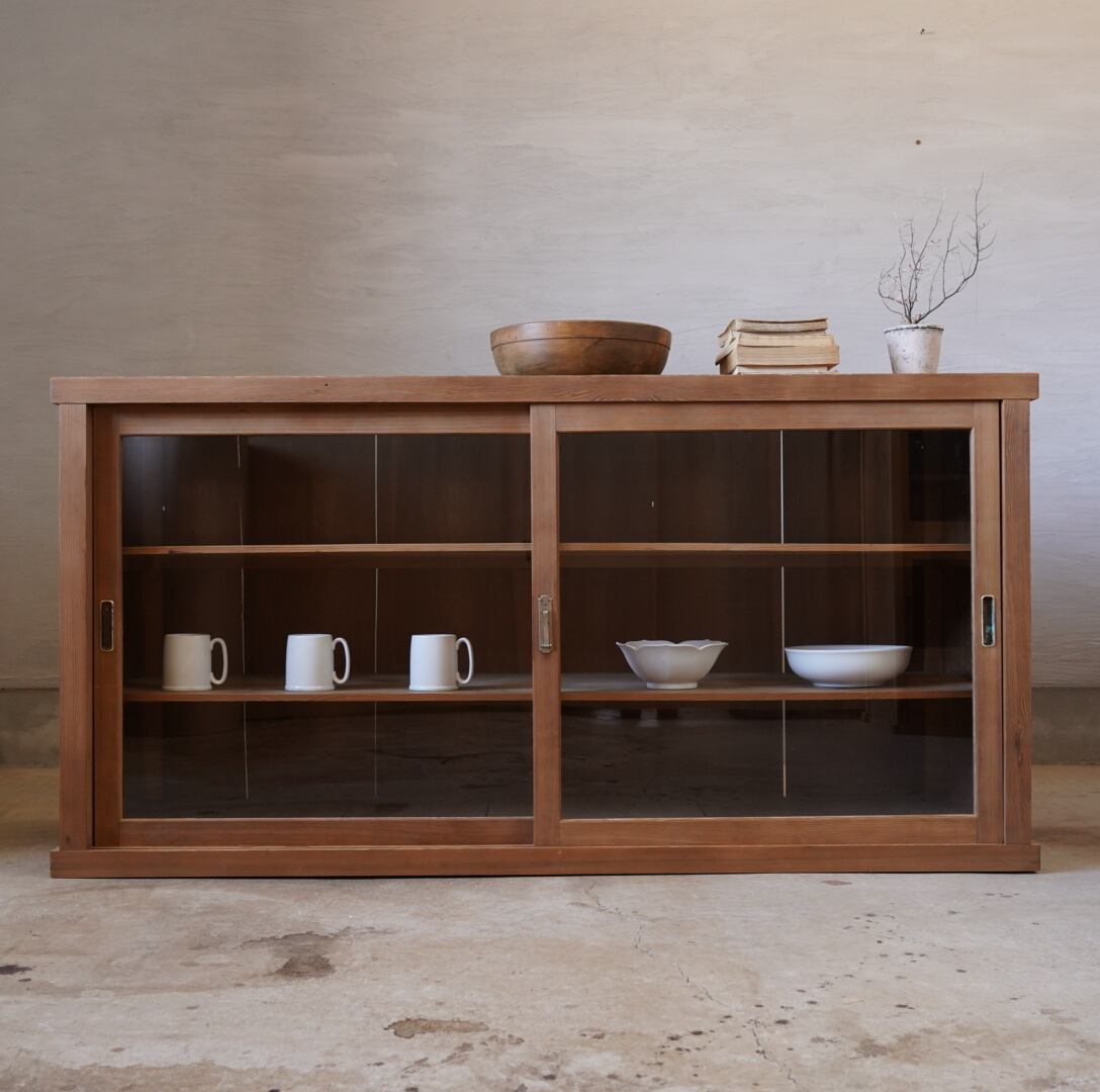 ガラス引き戸の食器棚