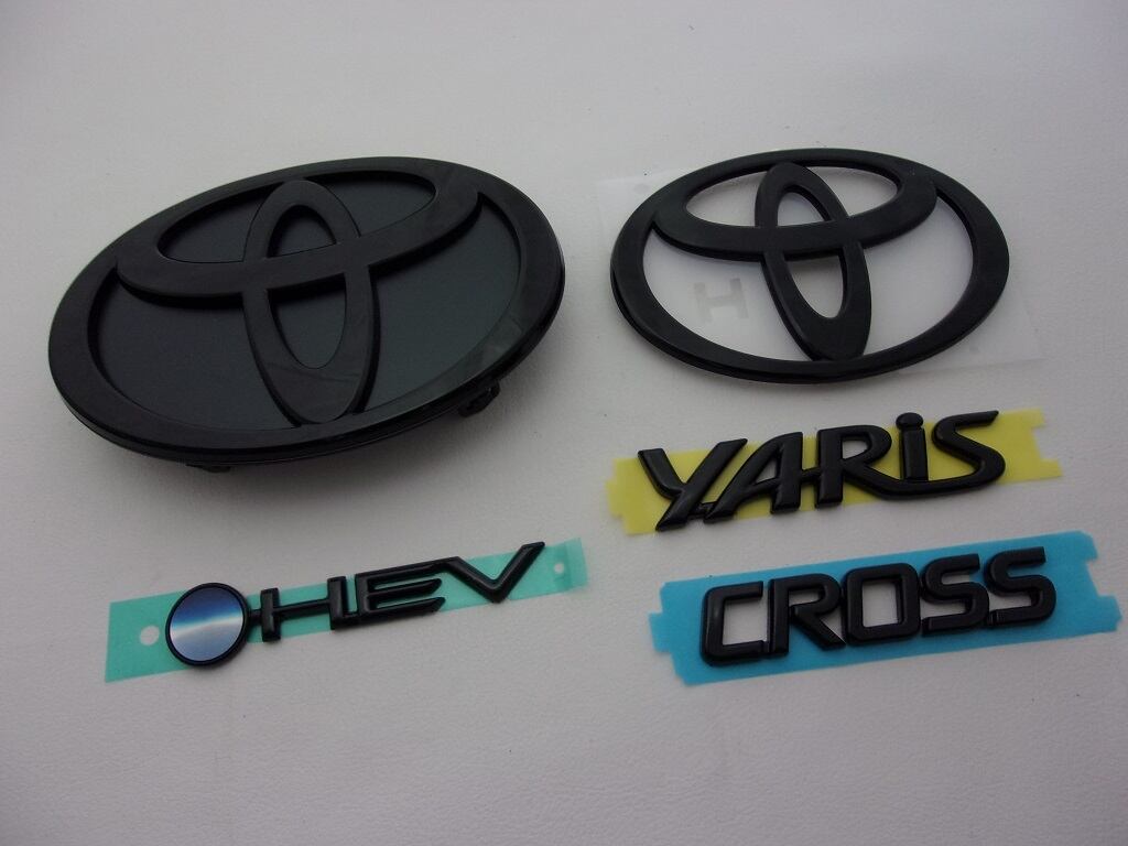 10系ヤリス クロス　トヨタ202 ブラックエンブレム　フロント＆リア4点セット 10系 ヤリス クロス (YARiS CROSS) トヨタ202 ブラックエンブレム