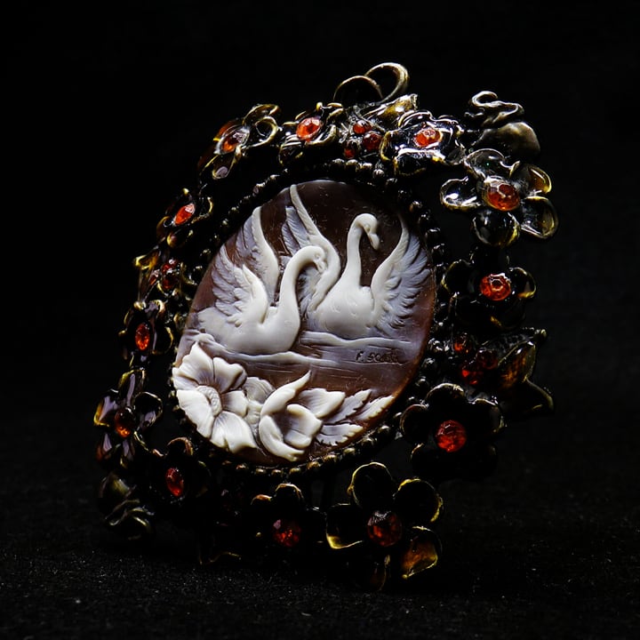 フランコ・スカーラ作 恋する白鳥のカメオ | Cameo Erynceleblas