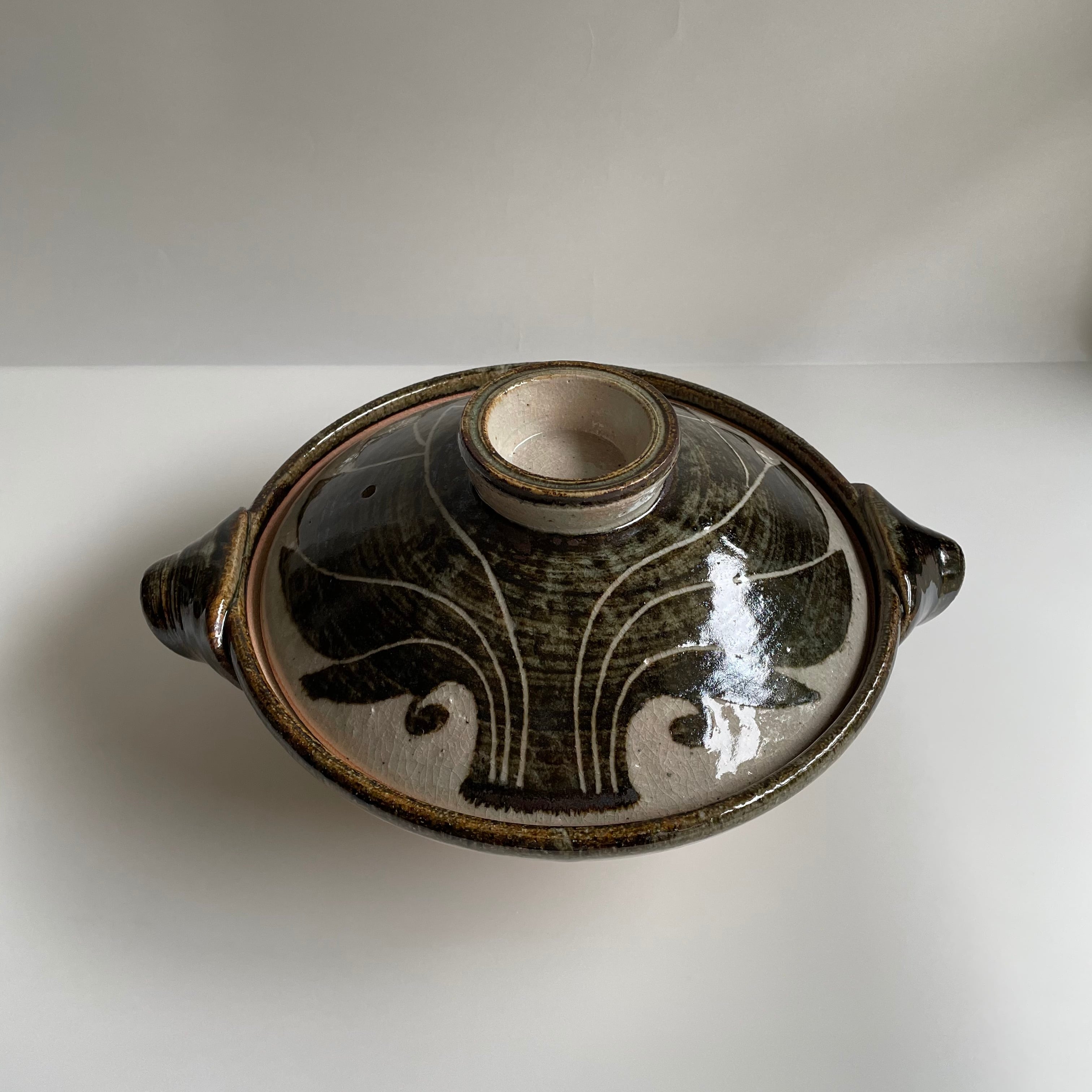 土楽 万年青(おもと)紋鍋 9寸 | gallery 一白
