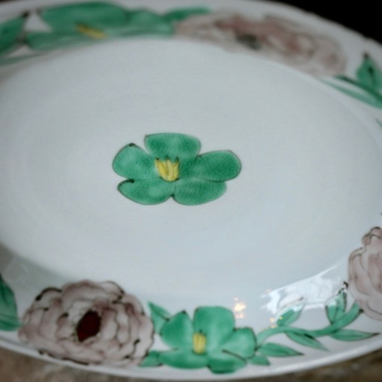 村田菜穂美『楕円リム盛皿 花唐草ピンクのクリスマスローズ』