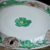 村田菜穂美『楕円リム盛皿 花唐草ピンクのクリスマスローズ』