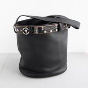 プラダ バックル スタッズベルト付 レザー バケットバッグ ブラック レザー AW25